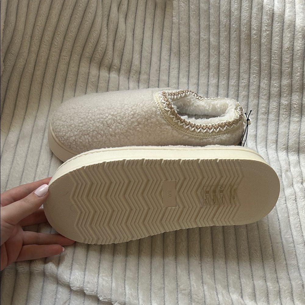 Women's Cream Sherpa Slip-On Cozy Slippers - Picture 3 of 4